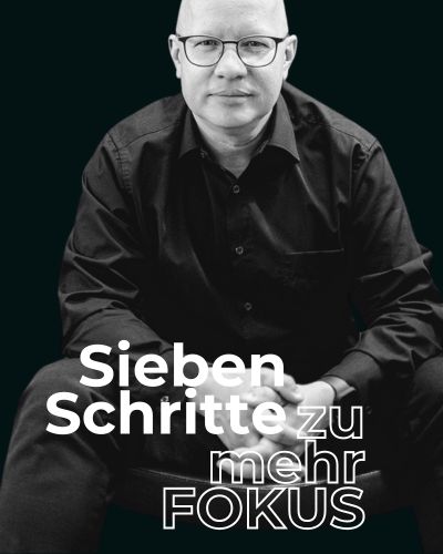Christian Rahn sitzend hinter einer Schrift: Sieben Schritte zu mehr Fokus